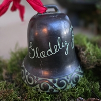 sort-grøn-klassisk-klokke-tekst-glædelig-jul-keramik-juleklokke-genbrug